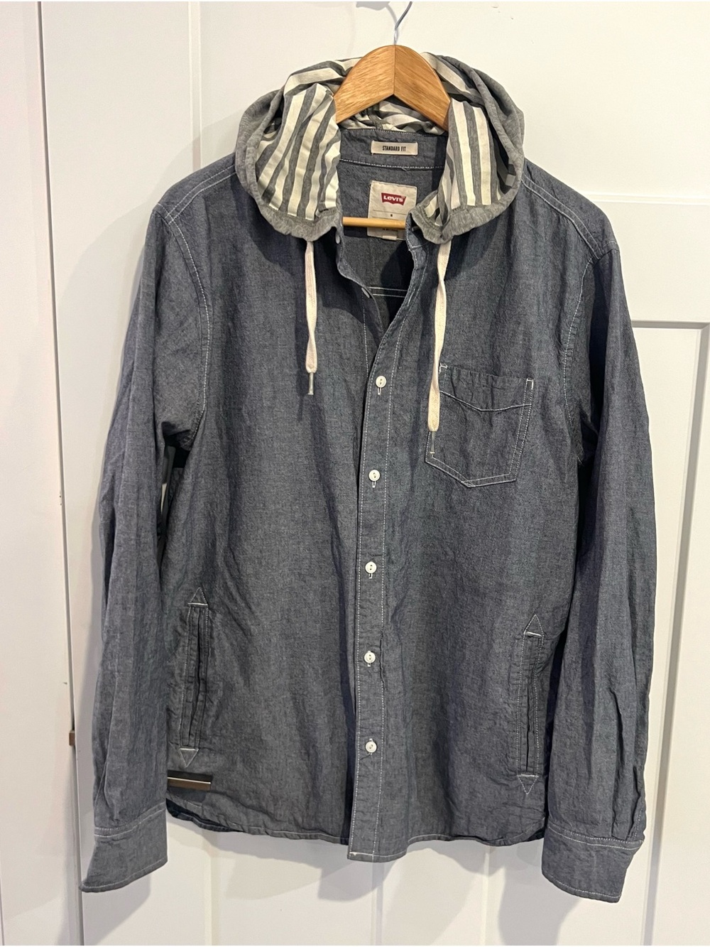 Men’s medium Levi's Blue Gray Hooded Chambray Shirt Jacket